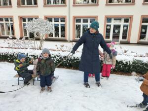 Zabawy na śniegu Maluszków